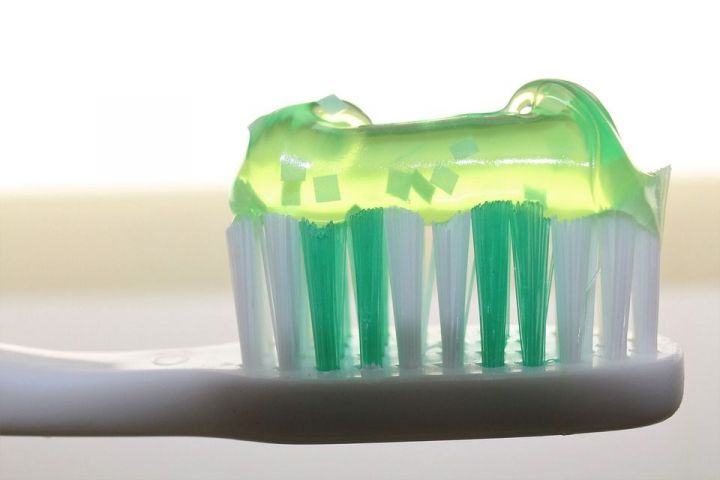 Ученые не нашли ни одной защищающей эмаль зубной пасты