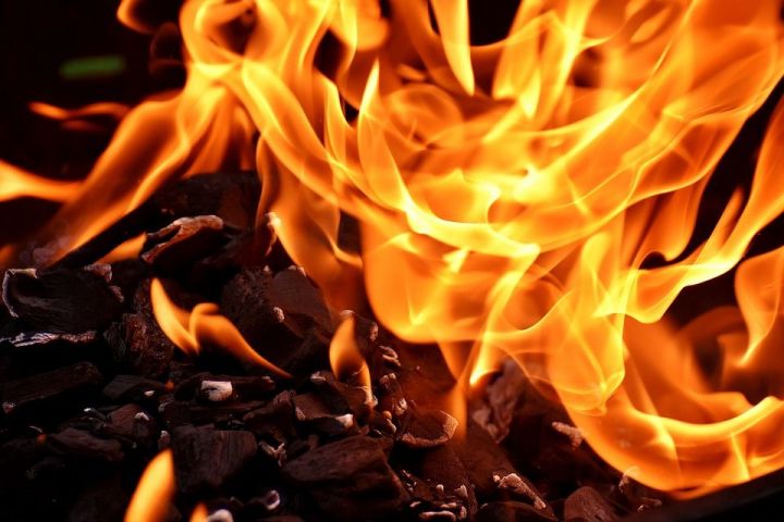На пожаре в Казани пострадала 71-летняя женщина