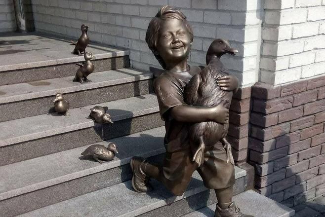В преддверии ЧМ-2018 в центре Казани появилась фигура мальчика с утками
