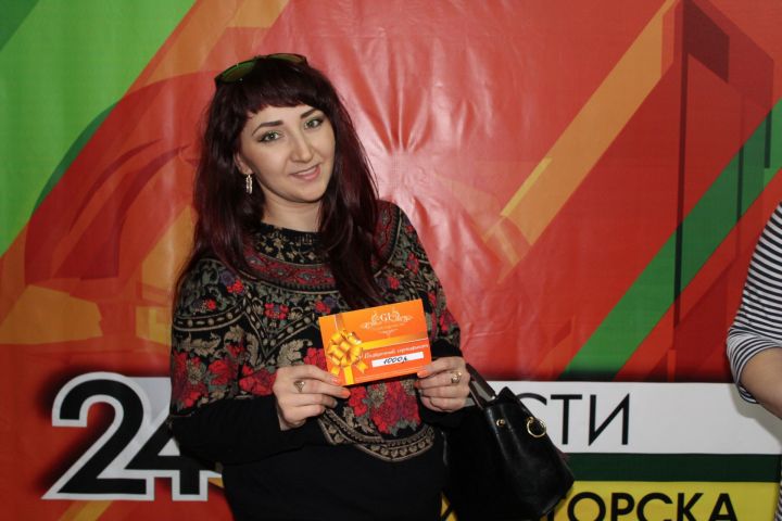 Награждение победителя розыгрыша «Лениногорских вестей» «Весна! Пора меняться!»