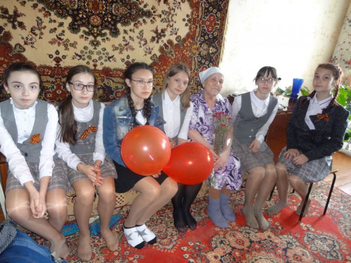 В Лениногорске дети показали концерт ветеранам войны у них дома