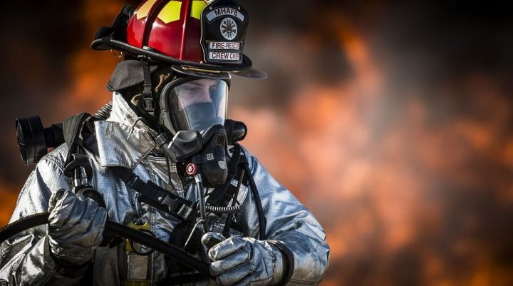 В Лениногорске пожарные спасли из горящей квартиры 42-летнего мужчину