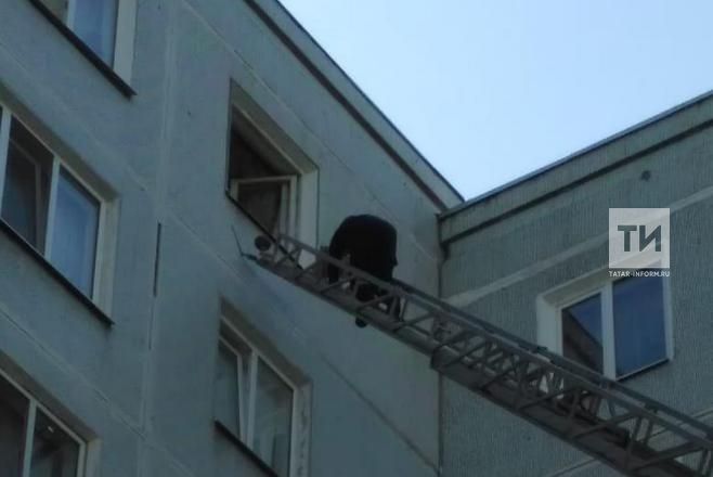 Спасатели сняли с подоконника девятого этажа пожилую женщину