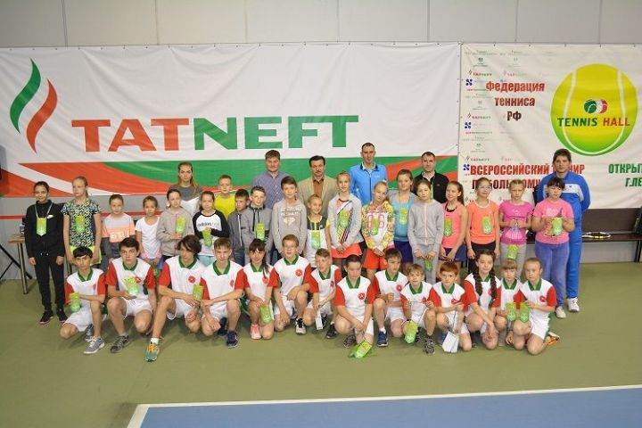 В Лениногорск на теннисный турнир приехали из городов России
