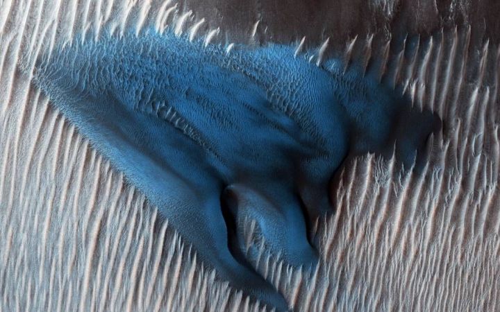 NASA показало снимки голубых дюн на Марсе