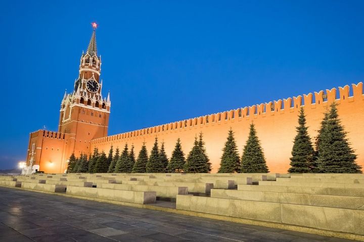 9 августа 1996 года Кремлевские куранты на Спасской башне впервые исполнили Гимн РФ