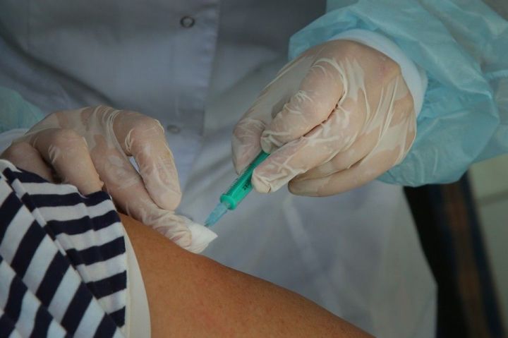 Прививка или жизнь: пять пугающих фактов от экспертов на старте прививочной кампании