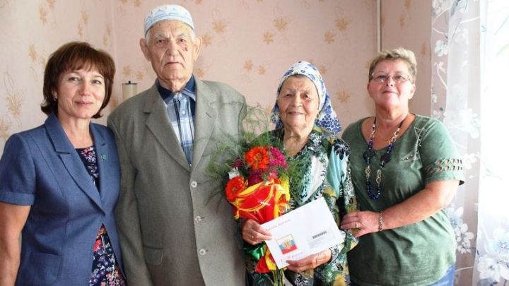 Ветеранам, отметившим 90-летие, вручили поздравления от президента РФ и администрации Лениногорского района