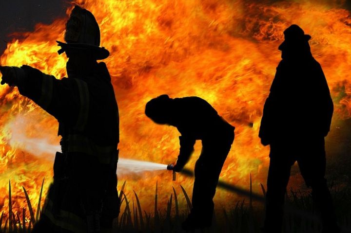 Пожарные спасли троих взрослых и четверых детей с пожара в пятиэтажке в Елабуге