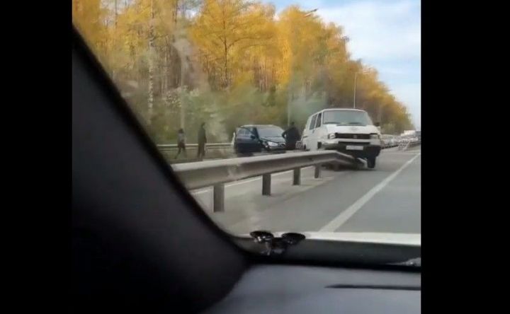 На Горьковском шоссе в Казани микроавтобус залетел на отбойник после столкновения с легковушкой