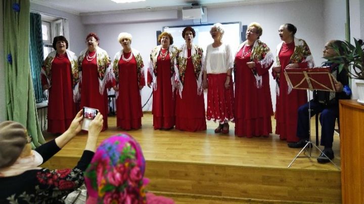 Хор ветеранов "Сударушка" выступили с концертной программой в центре "Долголетие"
