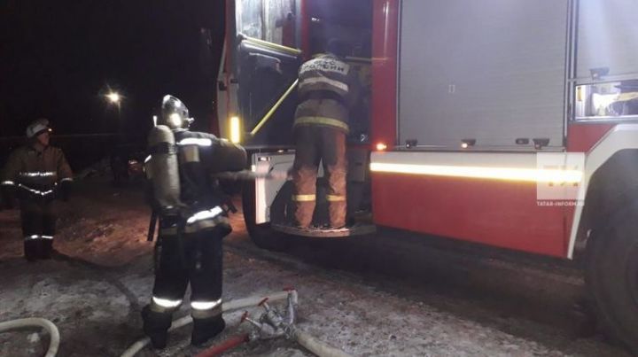 Из горящего дома в Лениногорске спасли парня