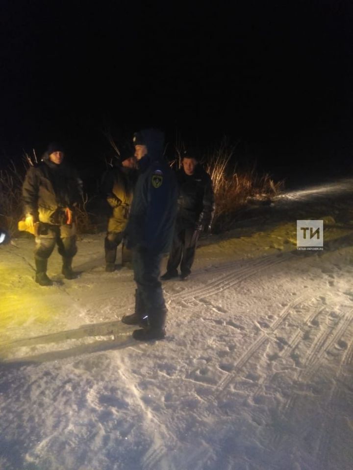 В Татарстане спасли двоих рыбаков, отрезанных от берега водой посреди реки на льду