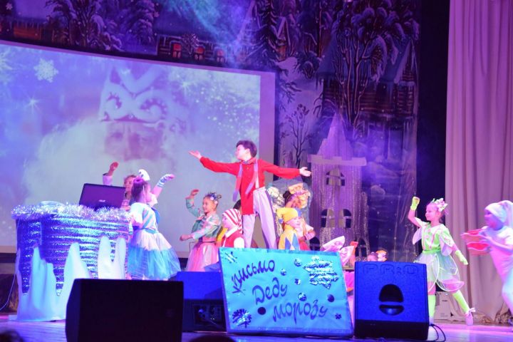 Дед Мороз и Снегурочка на сцене Дворца культуры исполнили детские заветные желания