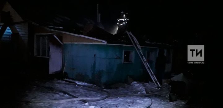 На пожаре в Апастово спасли мать с двумя маленькими детьми и пожилую женщину