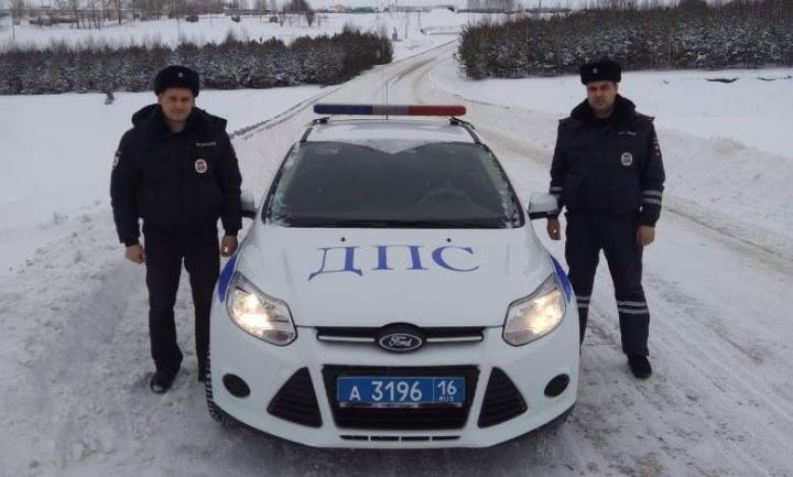 В Татарстане автоинспекторы помогли иногороднему водителю МАЗа, который не справился с управлением и оказался в кювете.