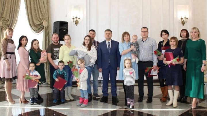 Лениногорским семьям вручили сертификаты на материнский капитал