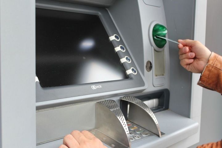 Почему при снятии наличных важно смотреть в камеру банкомата