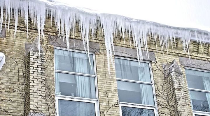 Опасность для Лениногорцев : снег и лед на крышах домов