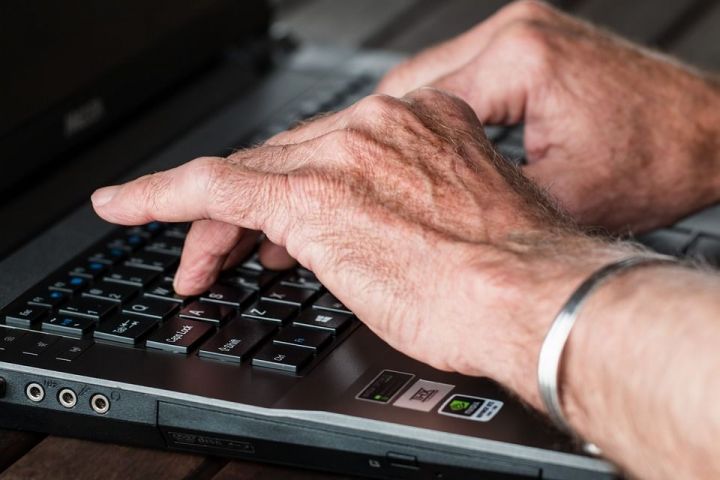 Пожилых жителей Нижнекамска приглашают к участию в конкурсе «Спасибо Интернету»