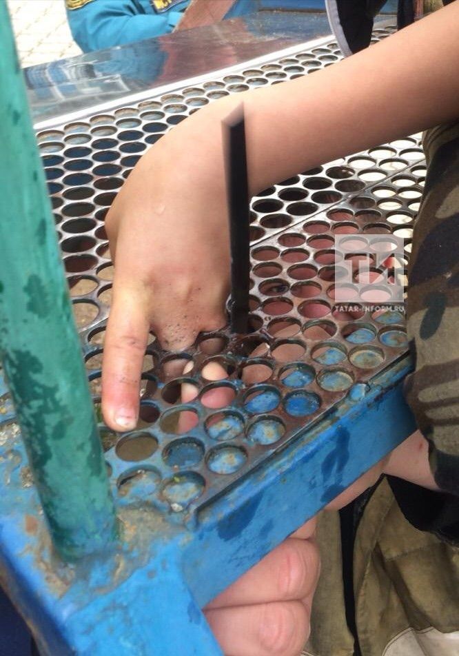 В Татарстане спасли мальчика, который застрял пальцами в железной решетке на детской площадке