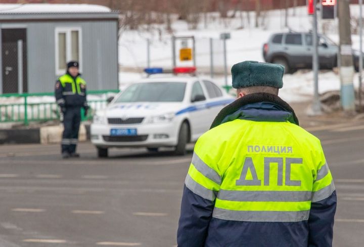 В Татарстане инспекторы ДПС проверяют подлинность водительских прав и штрафы сканером на телефоне