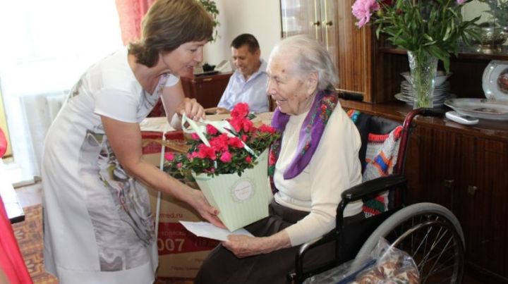 В Лениногорске ветерана войны и труженицу тыла поздравили с 95-летним юбилеем