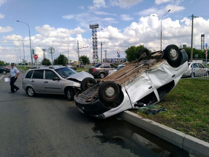 Страшная авария: такси перевернулось после того, как в него врезалась легковушка