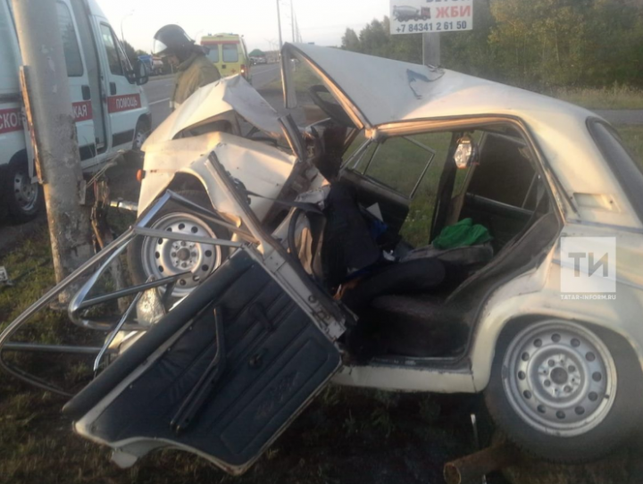 В Татарстане водитель «Жигулей» едва не погиб, уснув за рулем и врезавшись в столб