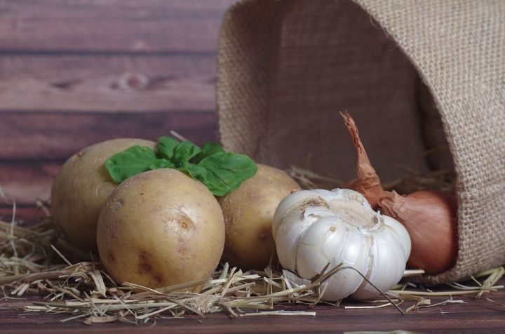 Почему картошку нельзя хранить рядом с луком
