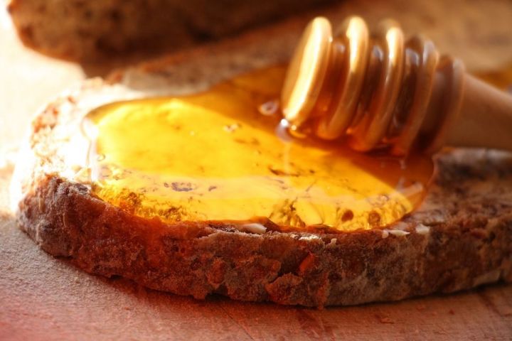 Почему необходимо употреблять мёд с семенами льна