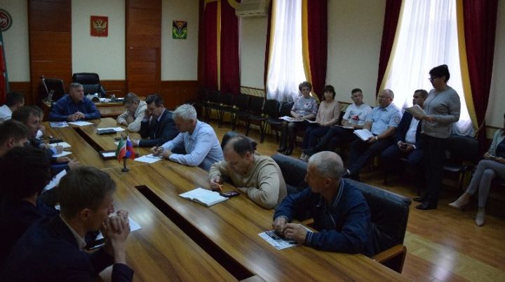 Мэр города Рягат Хусаинов провел организационное совещание по вопросу проведения праздников Дня республики, Дня работников нефтяной и газовой промышленности и Дня города