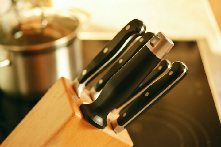 Почему опытные хозяйки никогда не покупают наборы ножей на кухню