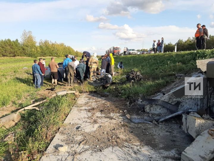 В Татарстане авто слетело с трассы и разбилось о бетонную трубу – один погиб и четверо пострадали