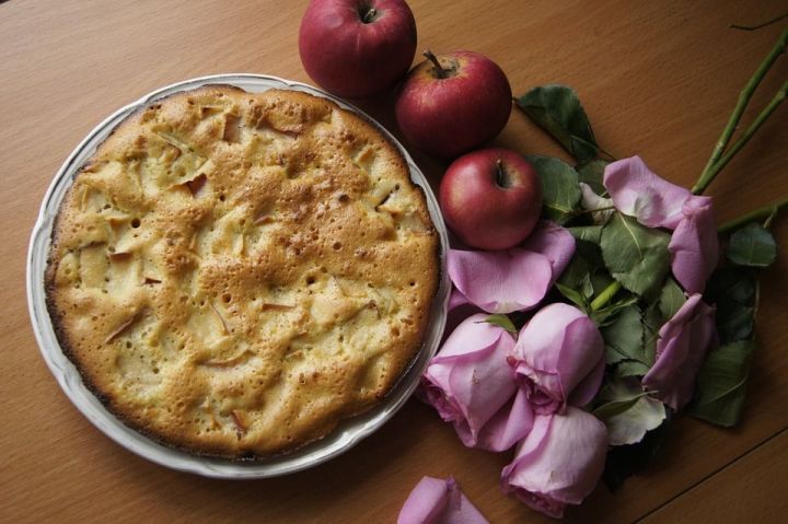 Быстро и просто: оригинальный яблочный пирог из сухих ингредиентов