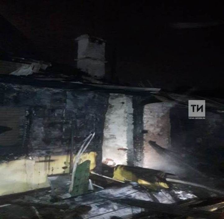 В загоревшемся доме в Казани погиб мужчина, огонь перекинулся на соседнее здание