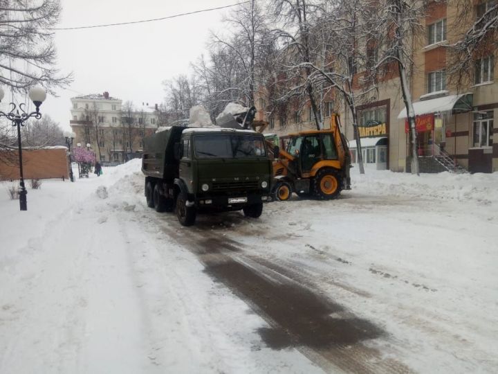 В Лениногорске за сутки вывезено более 2300 куб.м. снега