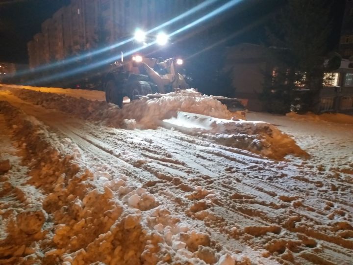 В Лениногорске за сутки вывезено более 2300 куб.м. снега
