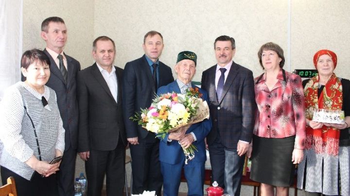 В Лениногорском районе с 95-летним юбилеем поздравили ветерана войны и труда Касыма Хуснутдинова