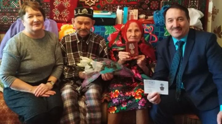 Лениногорские педагоги чествуют ветеранов
