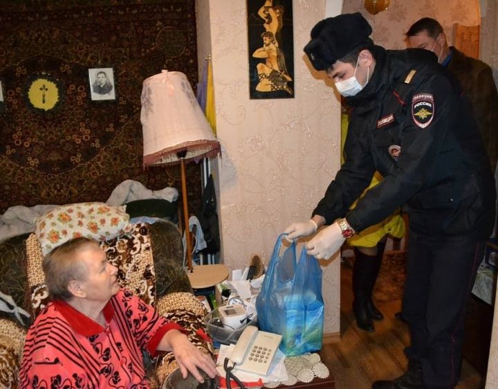 В период изоляции в РТ лениногорские полицейские оказывают адресную социальную помощь пожилым одиноким ветеранам органов внутренних дел.