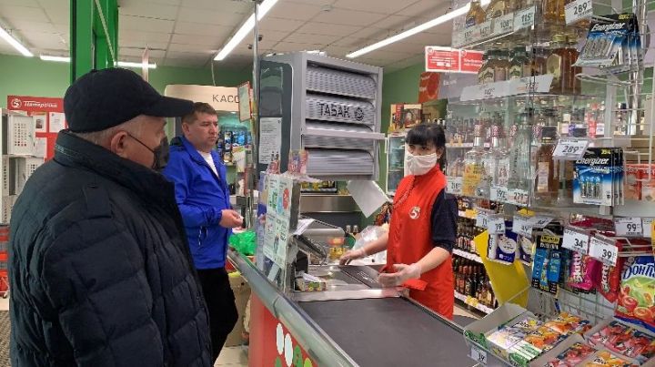 Глава Лениногорского района Рягат Хусаинов по жалобе в социальных сетях проверил продуктовый магазин