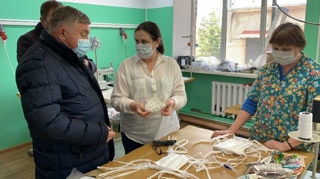 Глава района Рягат Хусаинов посетил Лениногорскую швейную фабрику