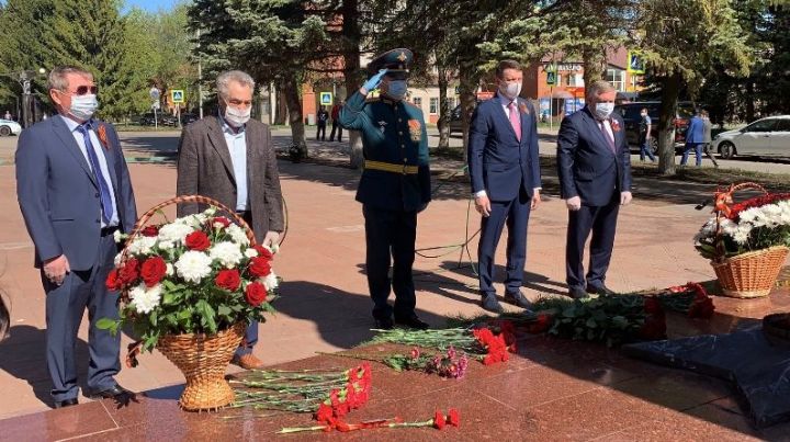 Глава Лениногорского района Рягат Хусаинов возложил цветы к монументу «Вечный огонь»