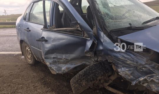 В Татарстане водитель уснул за рулем и лоб в лоб въехал во встречную легковушку