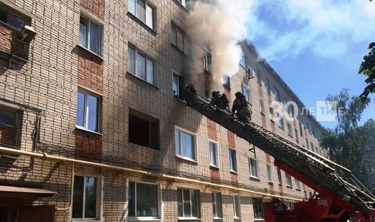 Один человек погиб и трое пострадали на пожаре в пятиэтажке в Бугульме