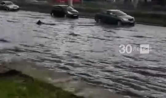 В Татарстане выкладывают в Сеть видео и фото потопа после дождя на проспекте Победы