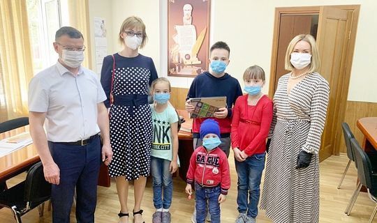 В Татарстане многодетной медсестре подарили планшет