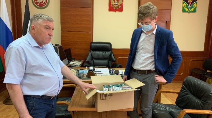 Фонд «Наш Лениногорск» в лице директора Евгения Благодарова выделил 30 тыс. рублей на приобретение лекарств для пациентов с пневмониями и подозрениями на инфекцию