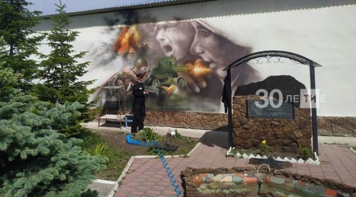 В Татарстане осужденный украсил стену колонии картиной к 75-летию Победы